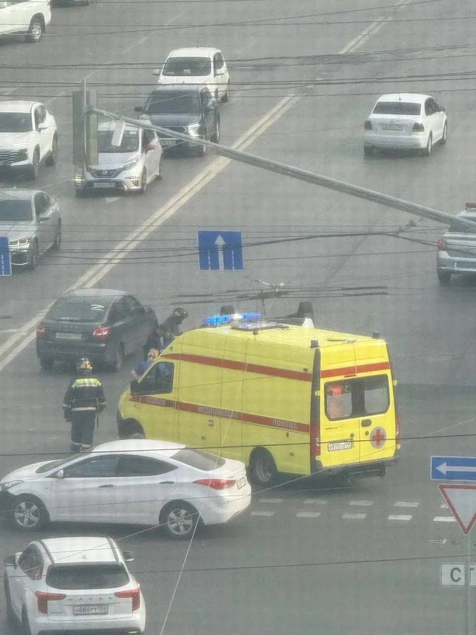 Автомобиль опрокинулся на перекрестке Комсомольского района.