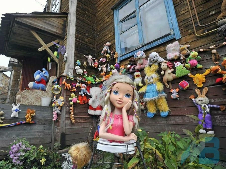 В Мурманске снесли деревянный дом с меховыми игрушками