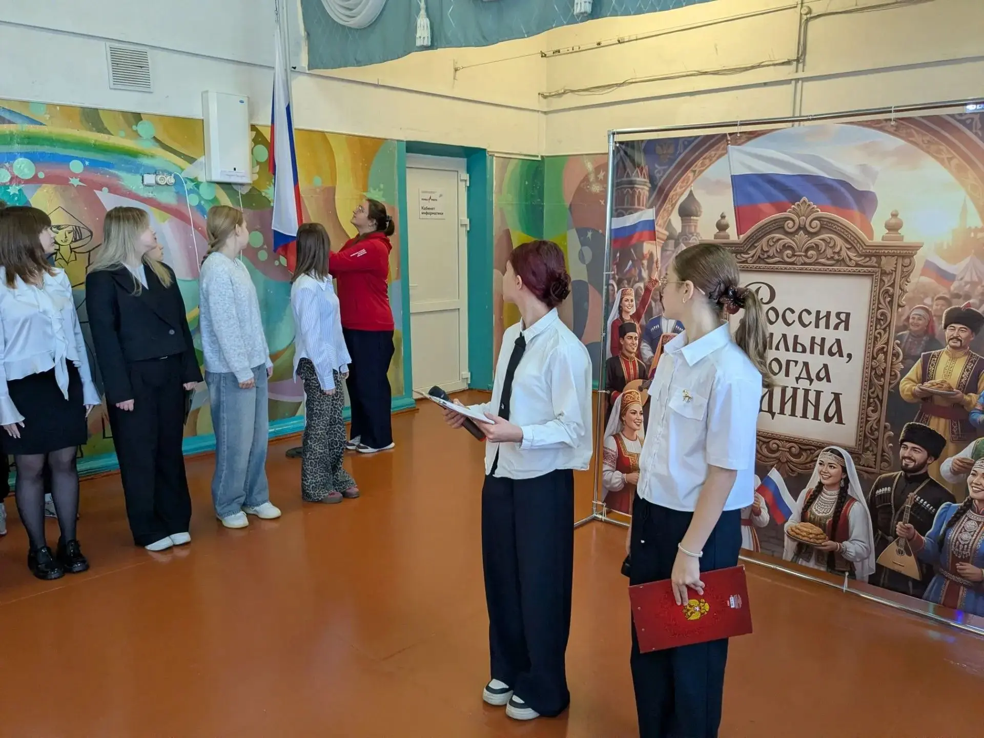 ✅ В понедельник в нашей школе прошла традиционная линейка, открывшая учебную неделю. Пр...