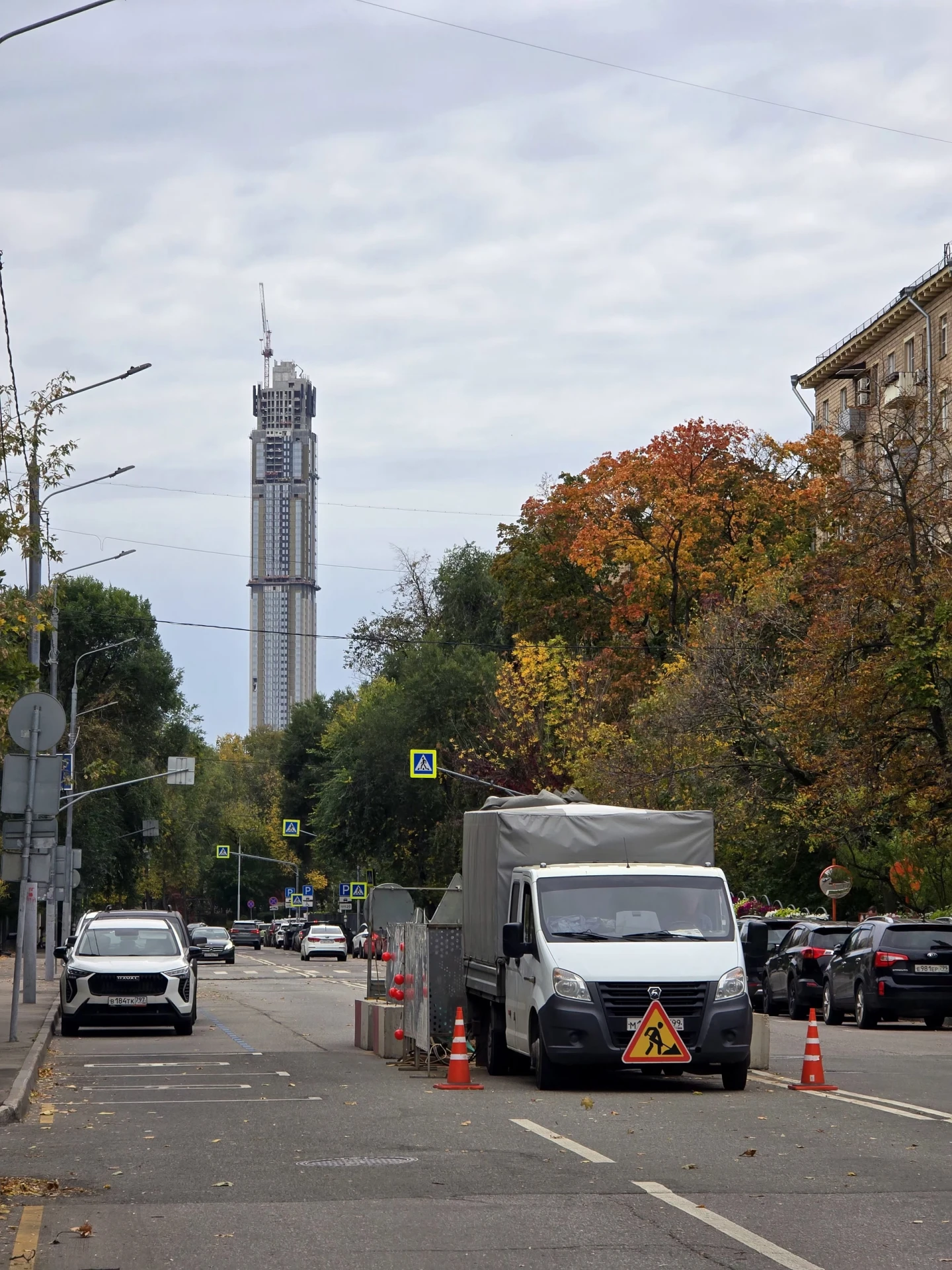 В кадре запечатлено строительство ЖК «Файв Тауэрс».
