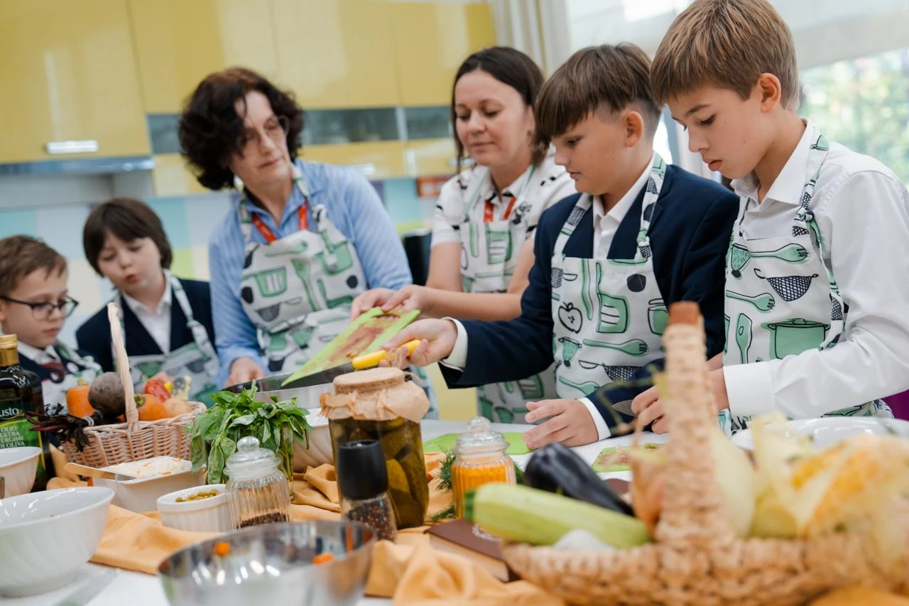 🥕 Четвероклассники из группы продлённого дня приготовили винегрет из сезонных овощей!