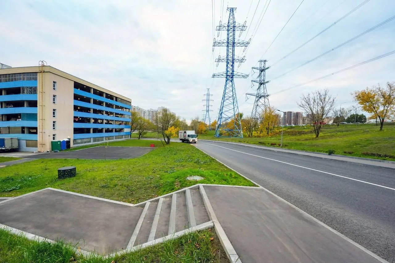 🛣️ В ЮЗАО привели в порядок проезд от Старобитцевской улицы до МКАД