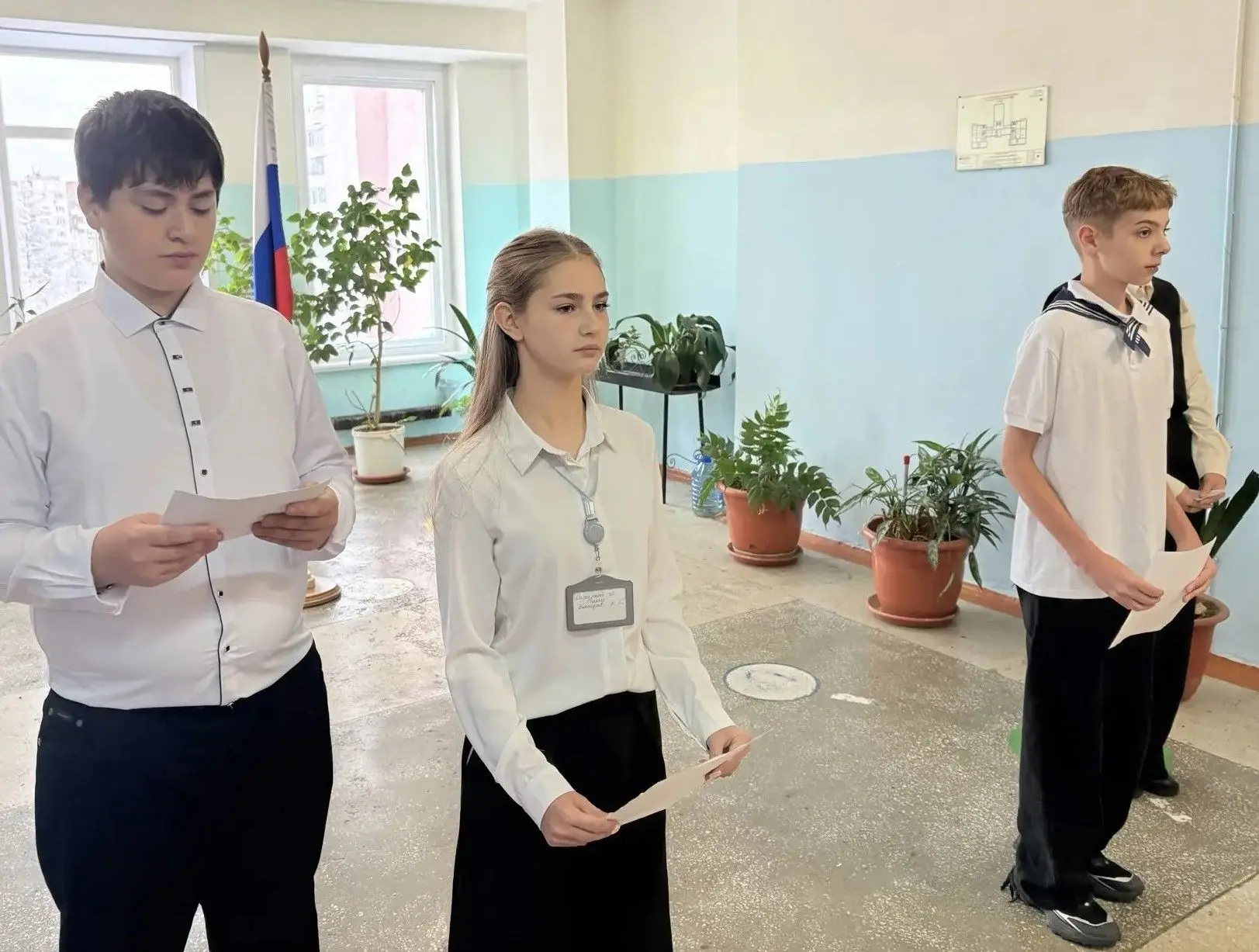 Понедельник, 12 октября, начался с выноса флага и исполнения государственного гимна России