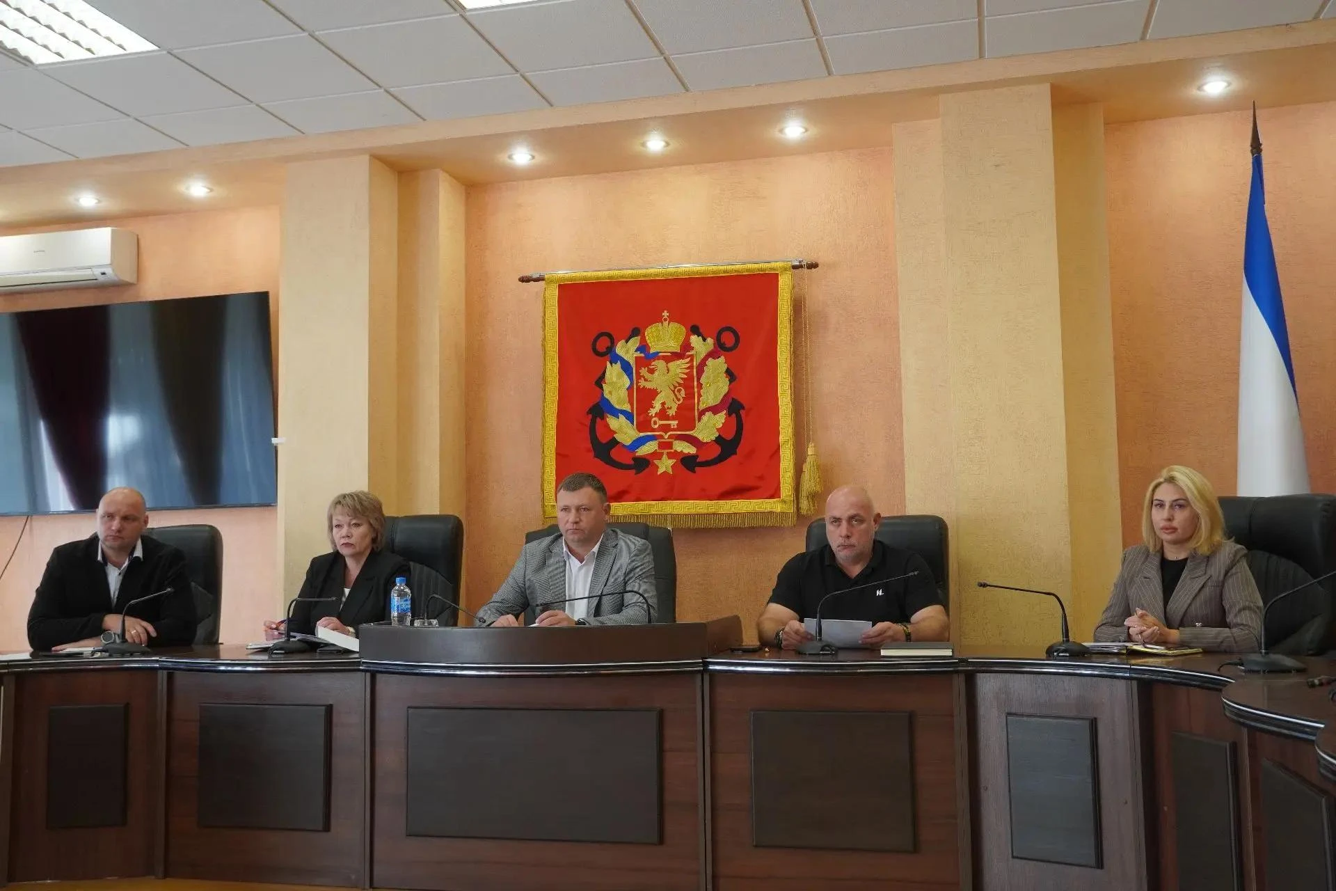 📋 В Керчи прошло еженедельное аппаратное совещание под руководством и. о. главы админи...