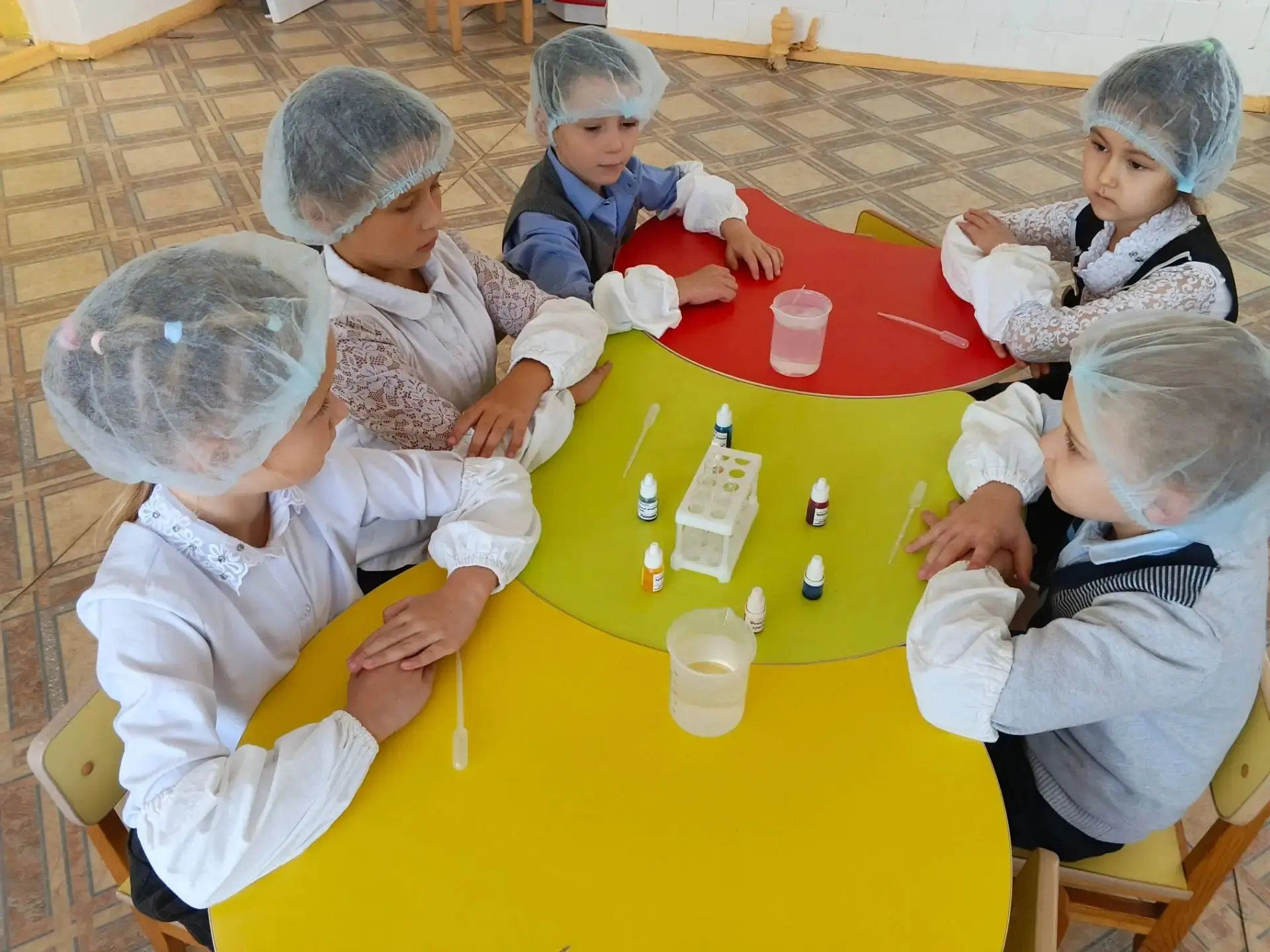 🧪 1 класс, «Притяжение»: вода тоже имеет цвет!