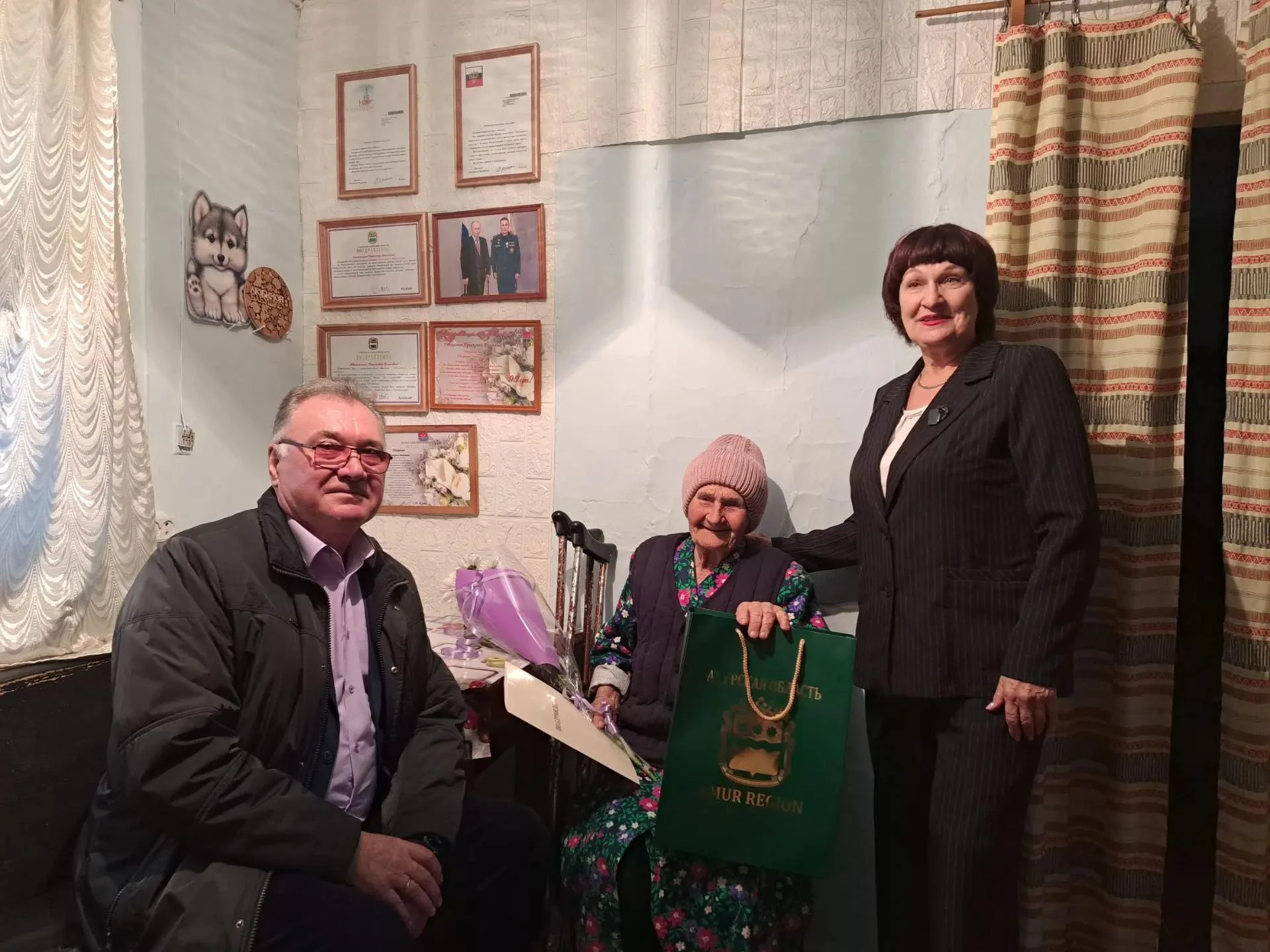 Сохраняя связь поколений: глава округа поздравил труженицу тыла с 97-летием