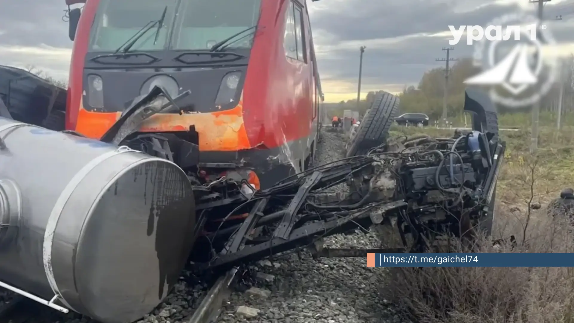 🚛🚆 МОЛОКОВОЗ ВРЕЗАЛСЯ В «ЛАСТОЧКУ»