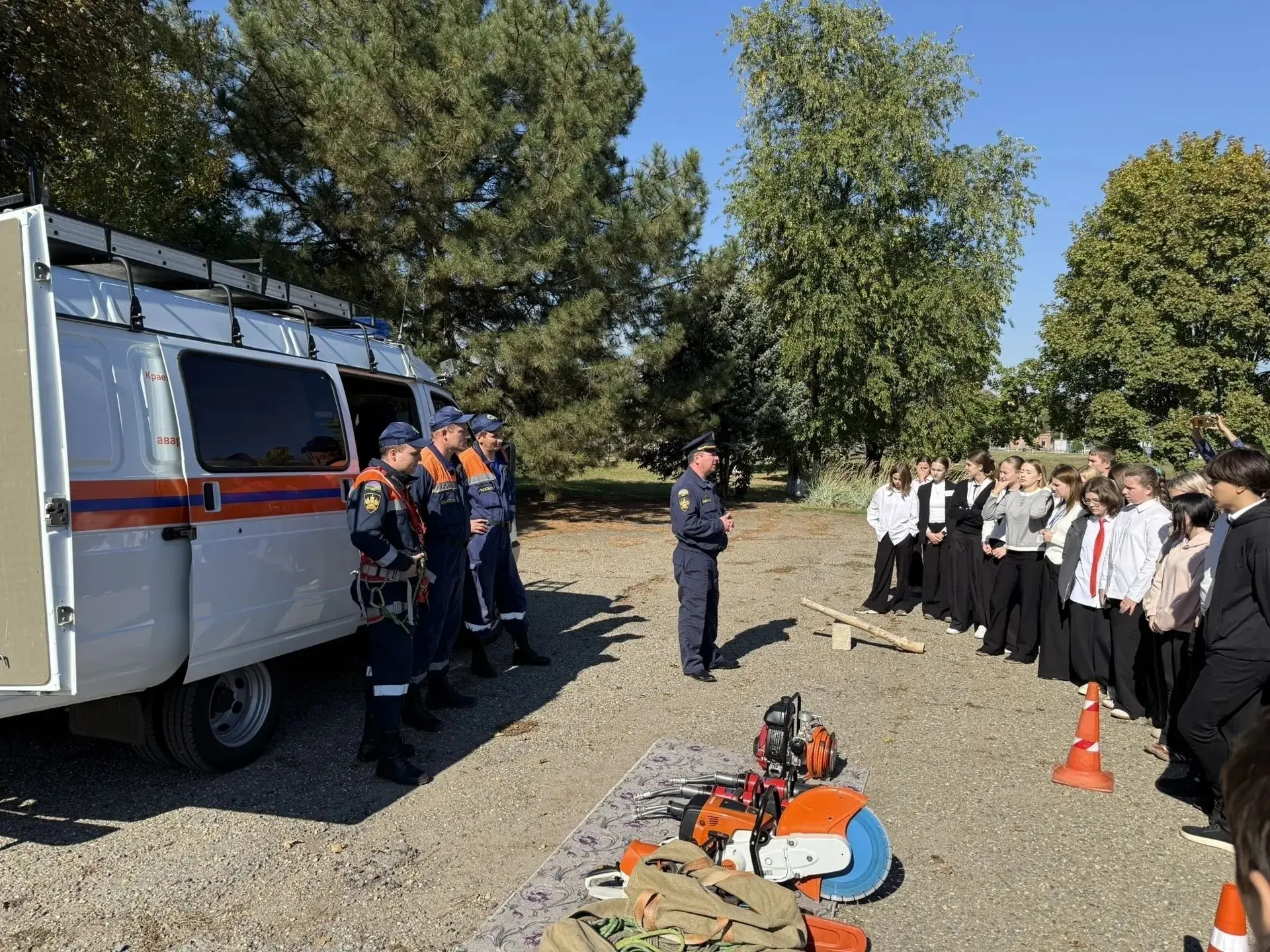 🚒 Уроки безопасности: в гостях у ребят — настоящие герои!
