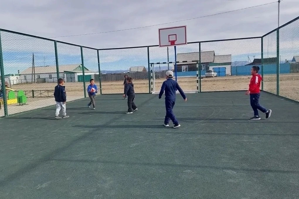 Новая спортивная площадка в Тээли для детей