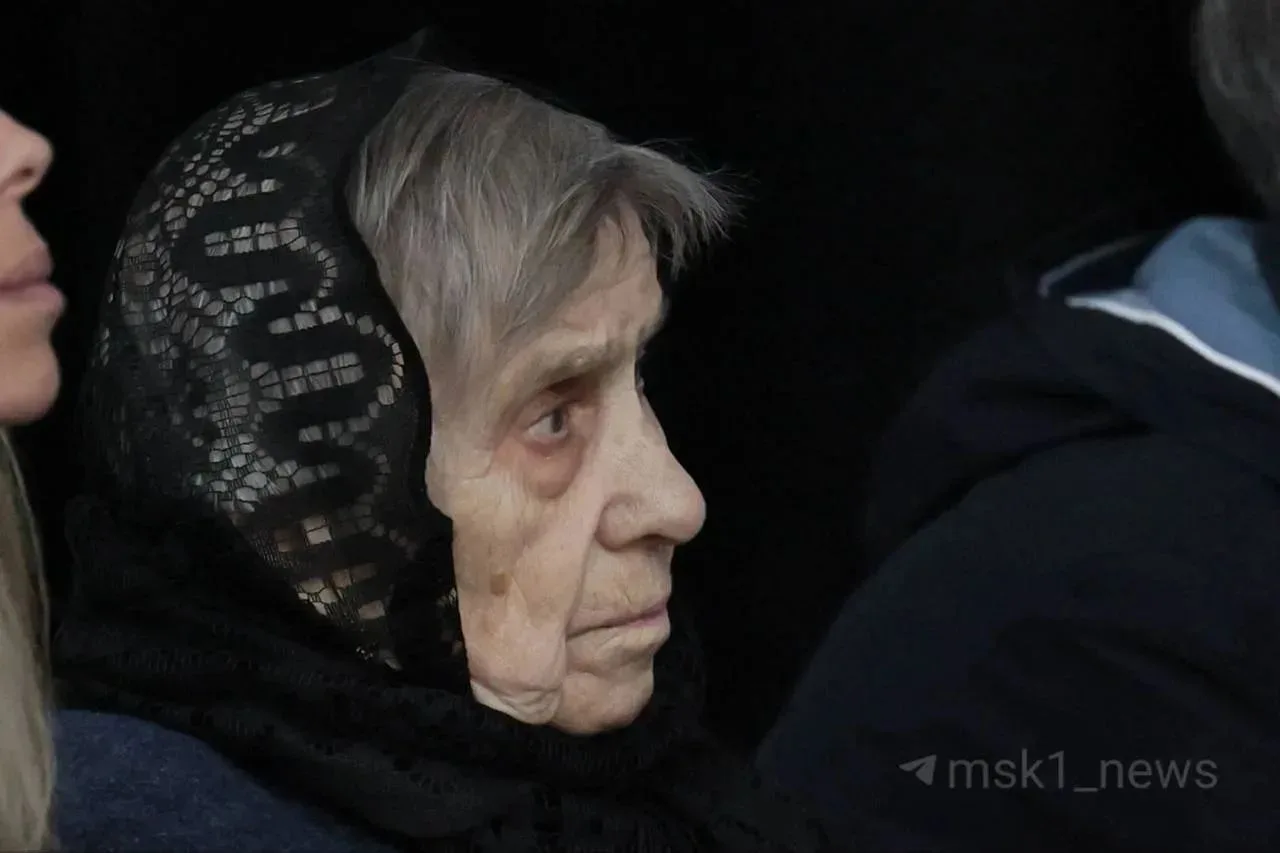 💔 90-летняя мама Сергея Соседова на прощании. Рядом с ней брат.