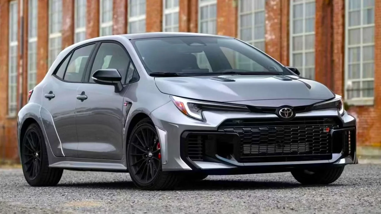 В Россию везут 304-сильную Toyota GR Corolla — за 8,8 млн рублей
