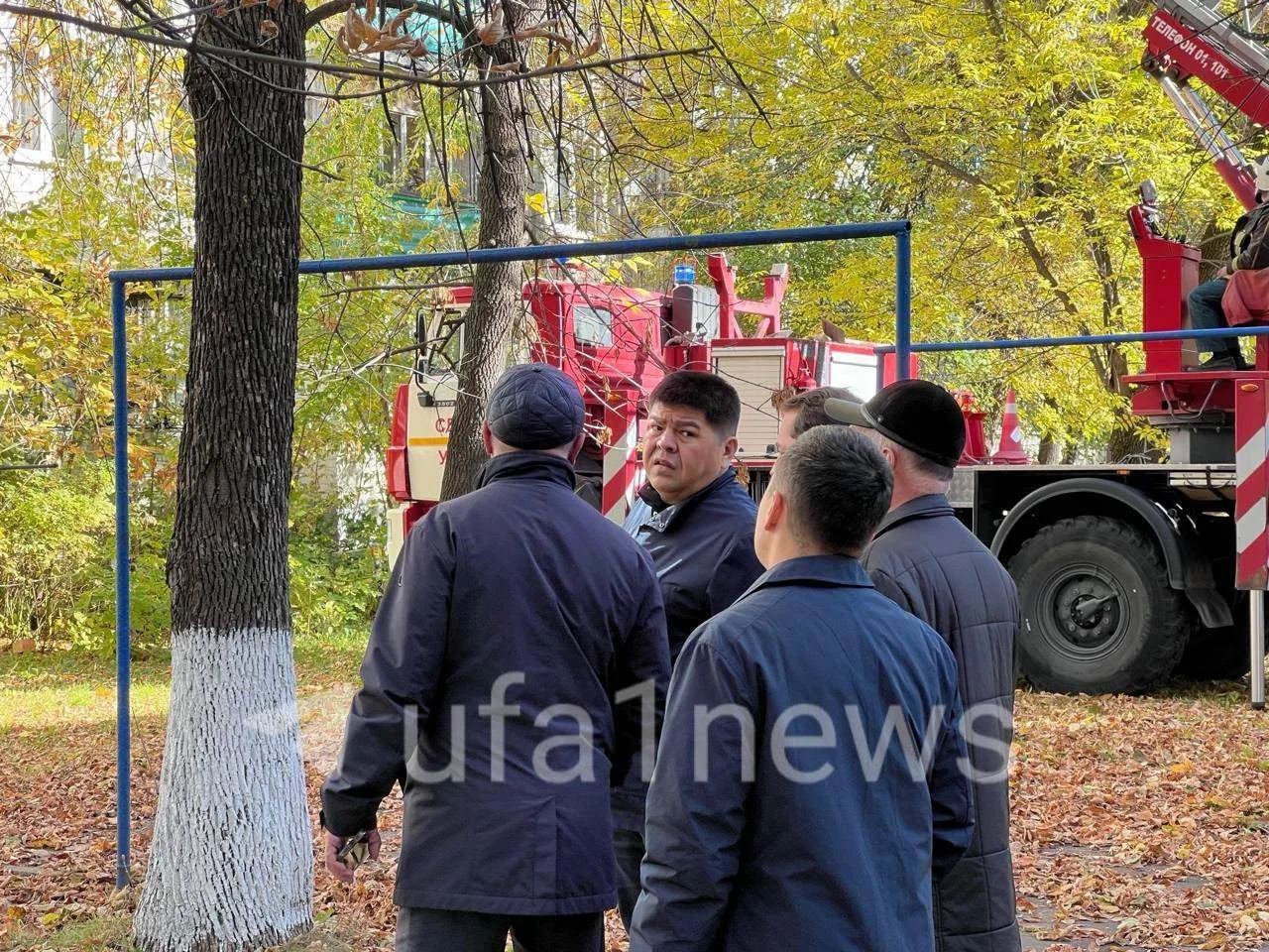 И. о. мэра приехал на пожар. Сейчас территорию оцепили, а в воздухе дымка.