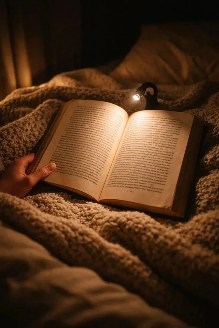 Лайк с тех, кто обожает читать ночью ❤️🌙