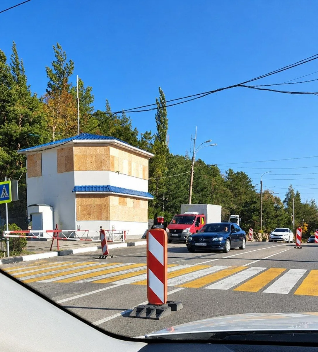 Перевал Пост походу Всё... Окна заколотили наглухо.