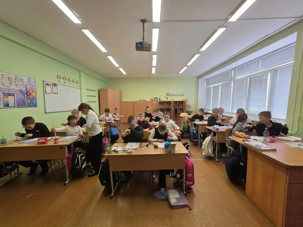 🍁Ученицы 5 «Д» класса Милана К. и Анна Д. провели мастер-класс по изготовлению осенней...