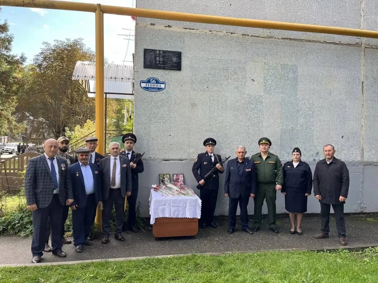 В Карачаевске открыли мемориальную доску в память о ветеране МВД Рамазане Айбазове, пог...