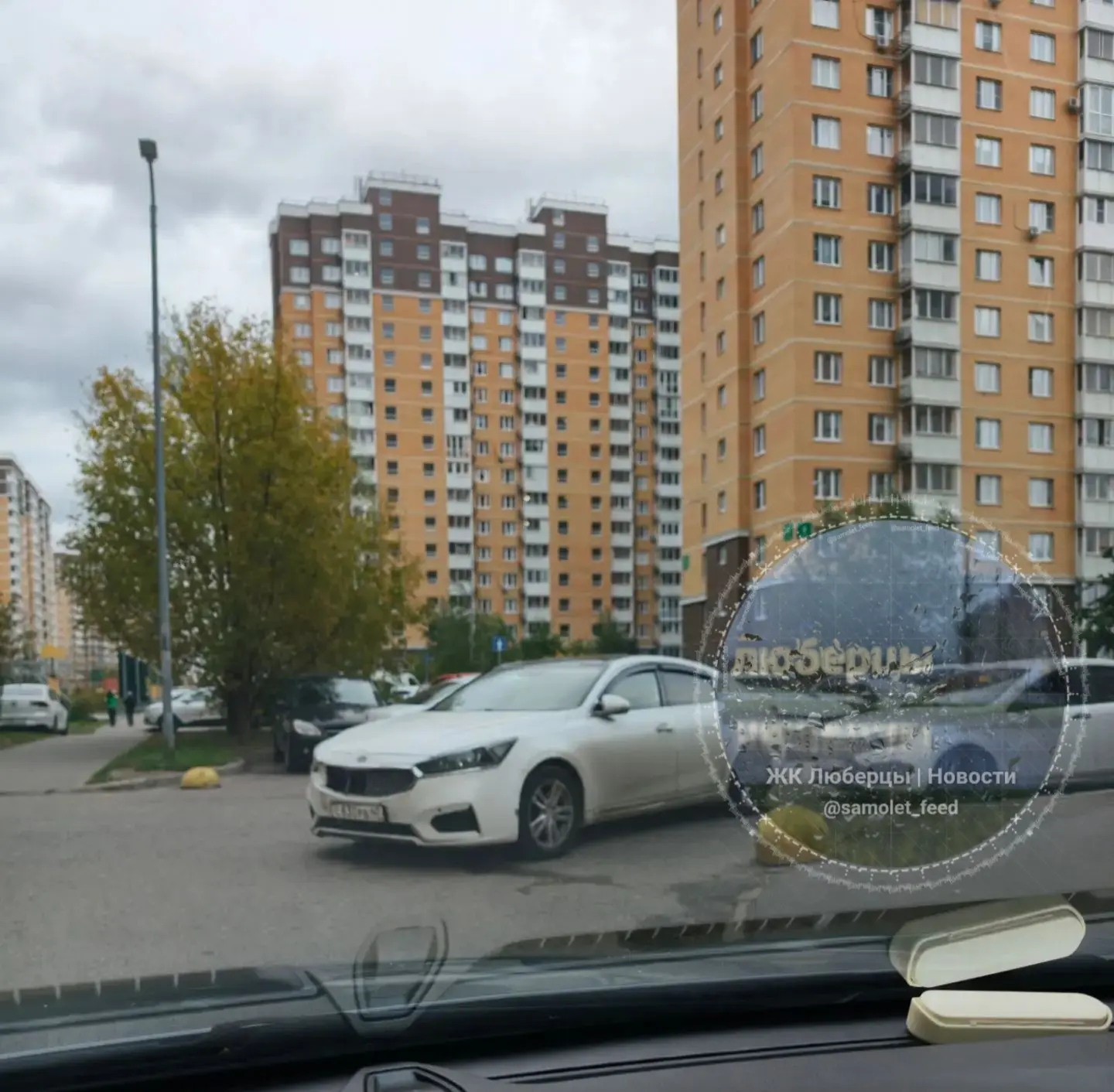 Парковка на повороте посреди дороги.