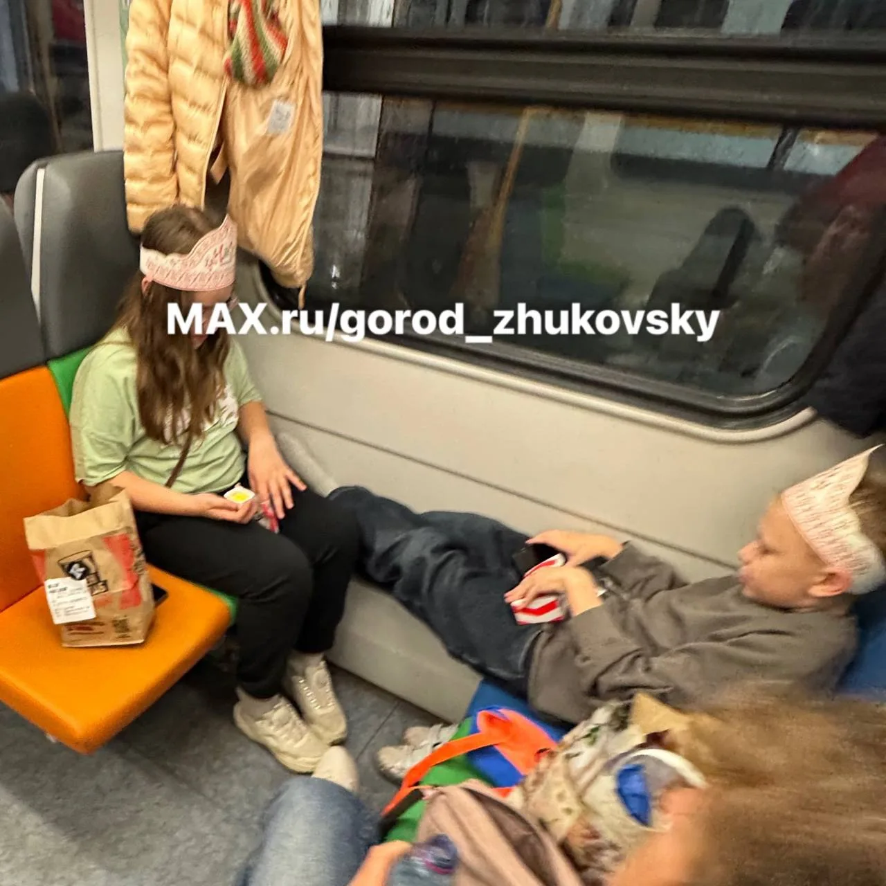 Хоть обувь снял...