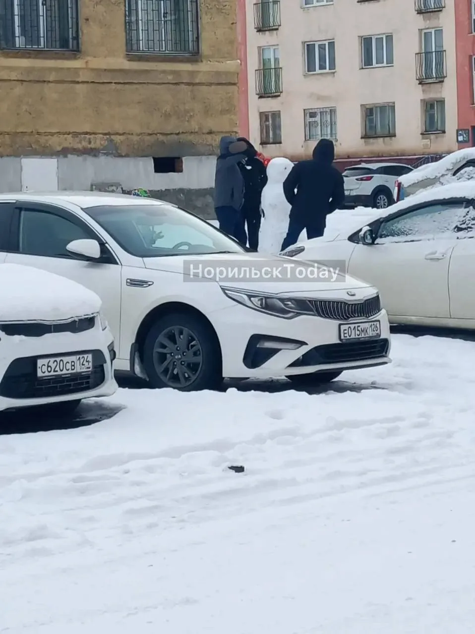 «На Красноярской снеговика лепят не только дети, но и взрослые мужчины 😁»