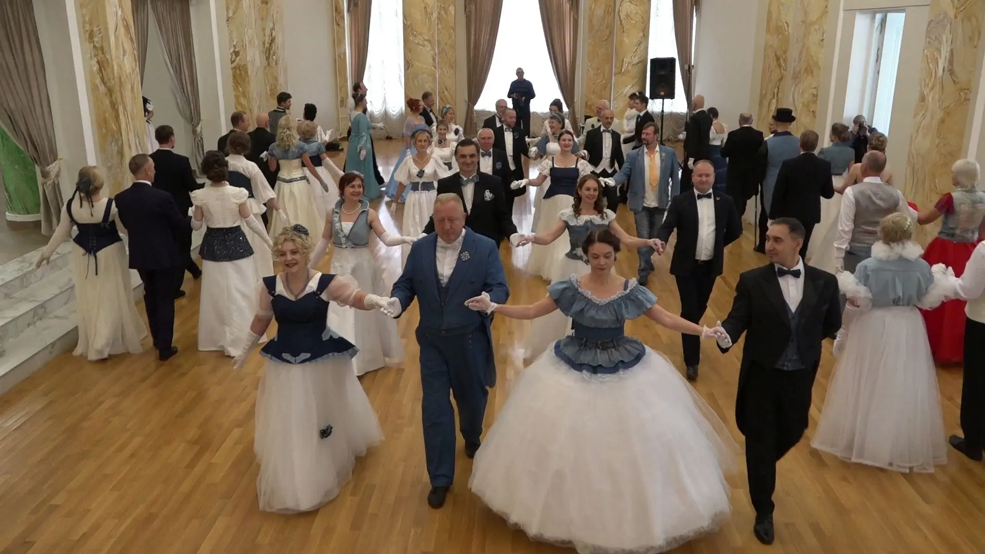 💃🕺 В Ступино прошел «Джинсовый бал», приуроченный к пятилетию клуба «Реверанс»