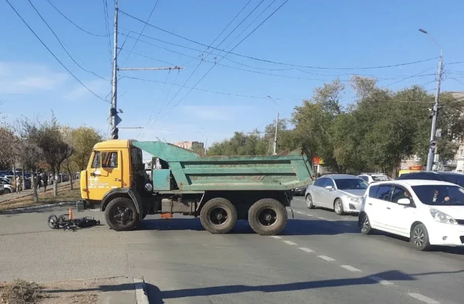 В Оренбурге сотрудники Госавтоинспекции устанавливают обстоятельства ДТП, в котором пос...