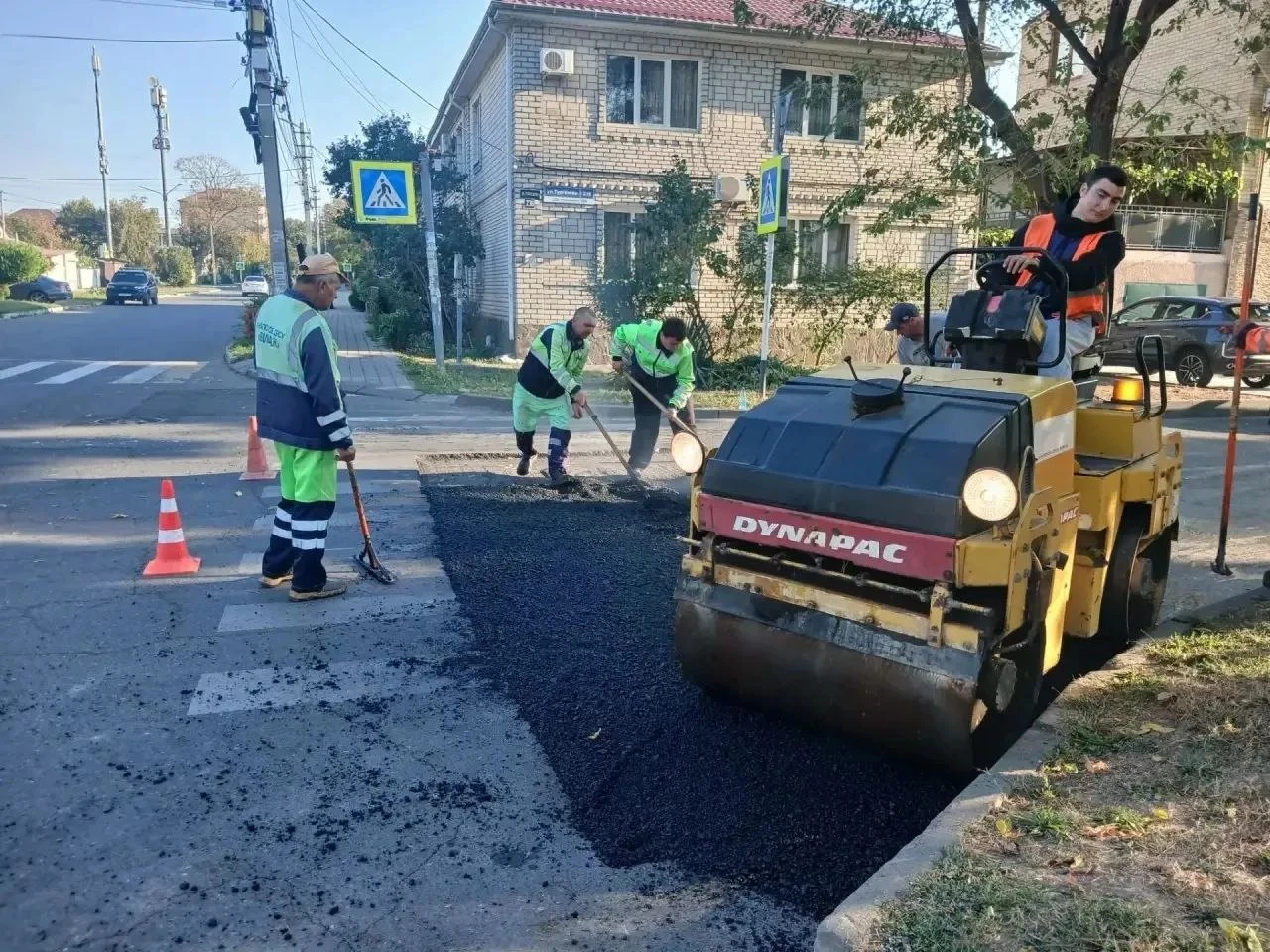 🛣 В Анапе заделывают ямы и освобождают дорожные знаки от веток