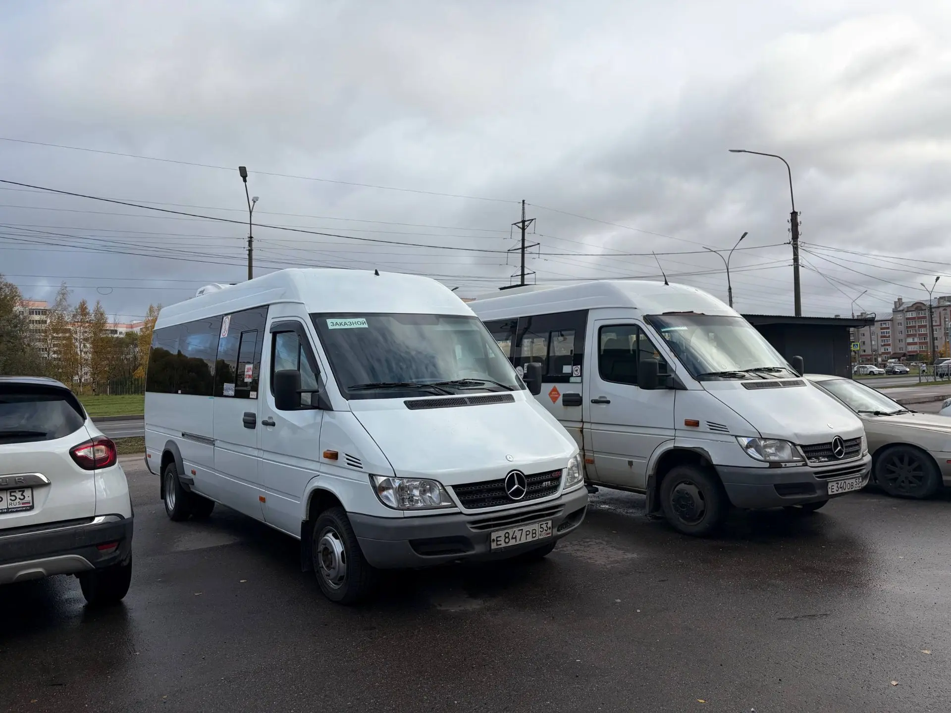 Микроавтобусы Mercedes–Sprinter Classic на парковке у многоквартирного дома по ул. Держ...