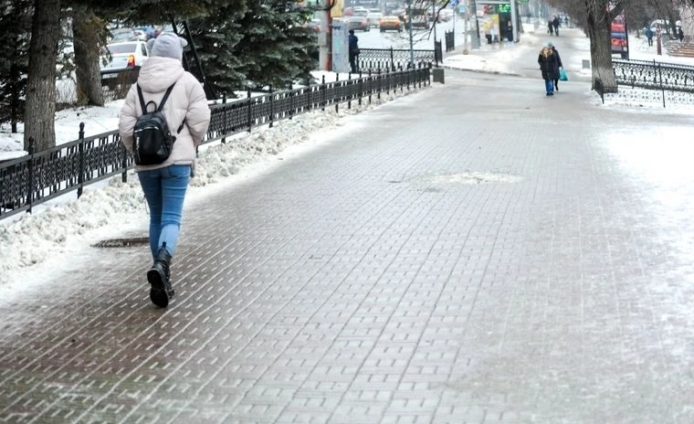 Перед началом сезона гололёда жителям Челябинска напомнили адреса травмпунктов.