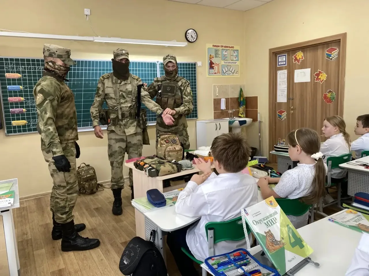 🇷🇺Когда «вдруг» — не страшно: в 4 «В» классе прошёл настоящий урок мужества! 🪖