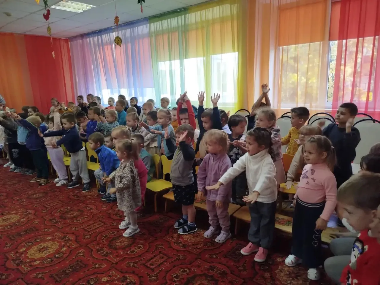 🎭🍂 Однажды осенью: театр «Зазеркалье» в гостях у наших ребят!