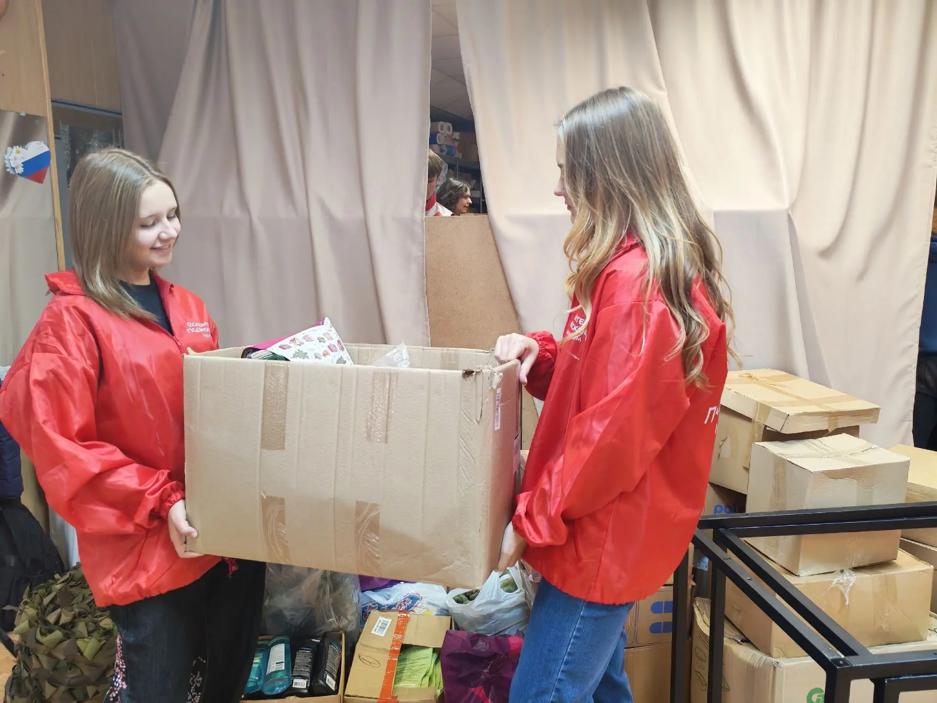 📦 Когда каждая вещь на счету: как наши волонтёры готовят помощь к отправке
