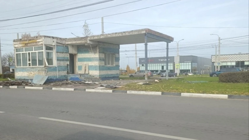 У Нового города сносят старый кирпичный пост ГАИ с проросшими на крыше деревьями