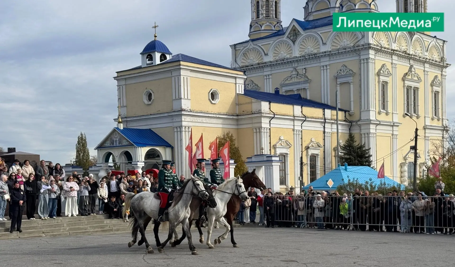Нежинские гусары гарцуют по Красной площади в Ельце