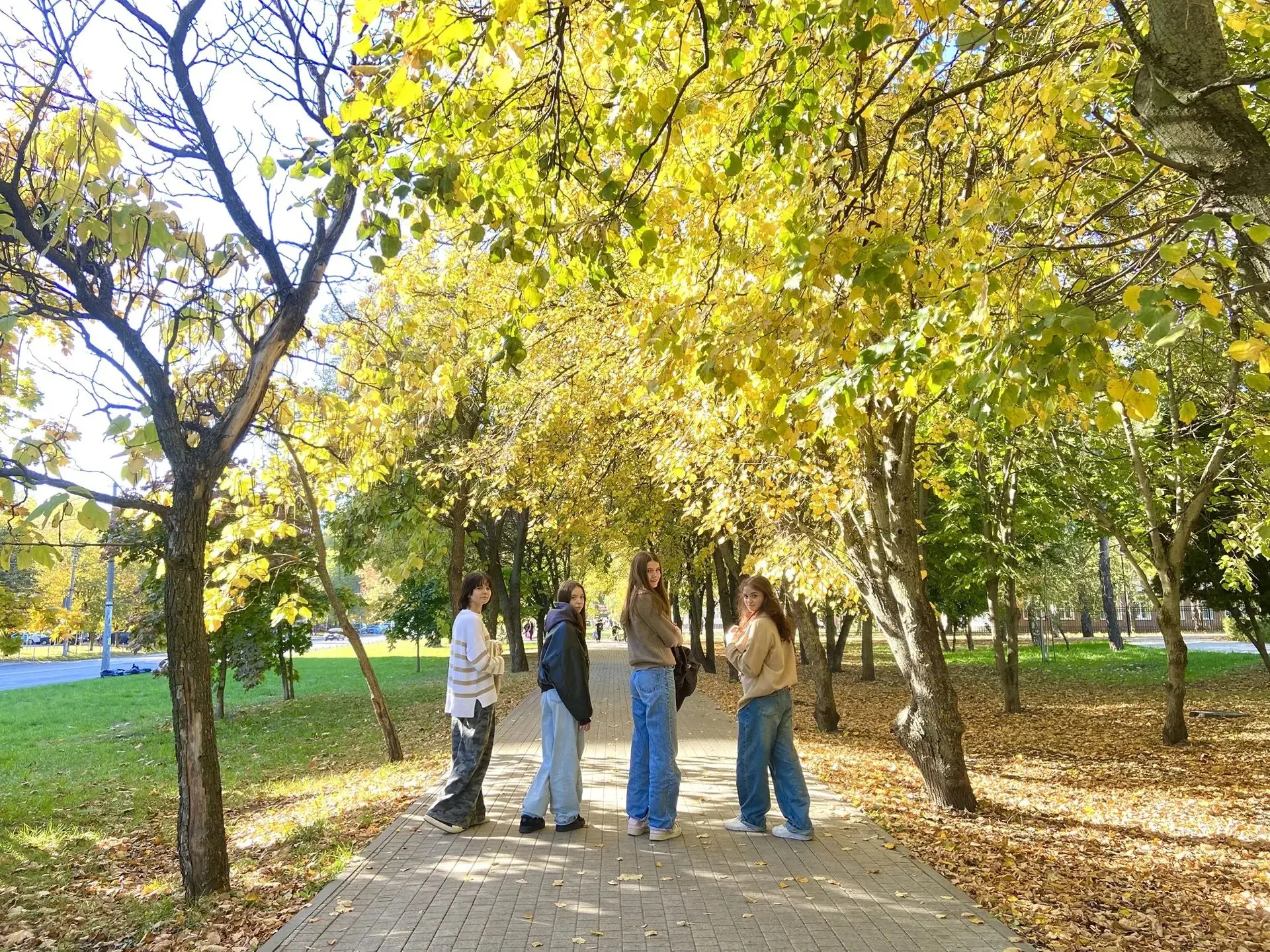 Когда мы гуляем вместе, время летит незаметно! 🍂📚