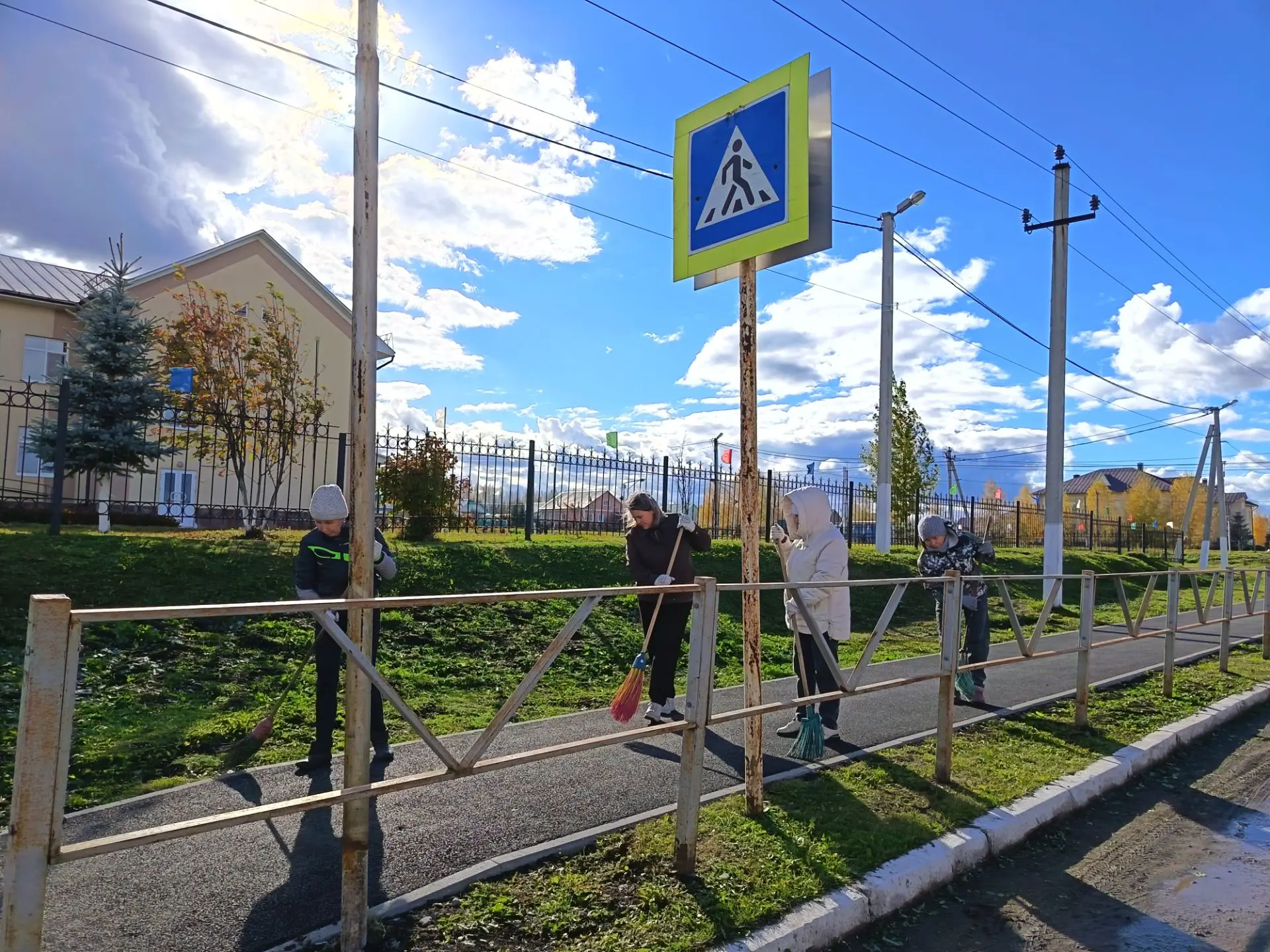🍃🧹 8 октября коллектив МОБУ НОШ с. Старобалтачево организовал осенний субботник на те...