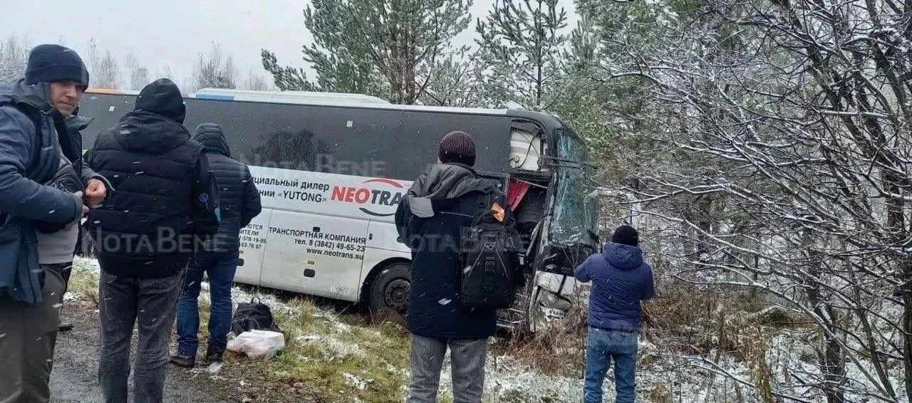 Автобус с вахтовиками слетел в кювет на трассе по пути в Танзыбей.
