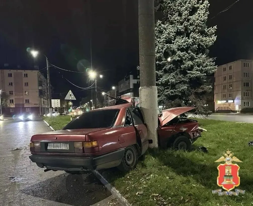 В Твери подросток за рулем автомобиля врезался в столб