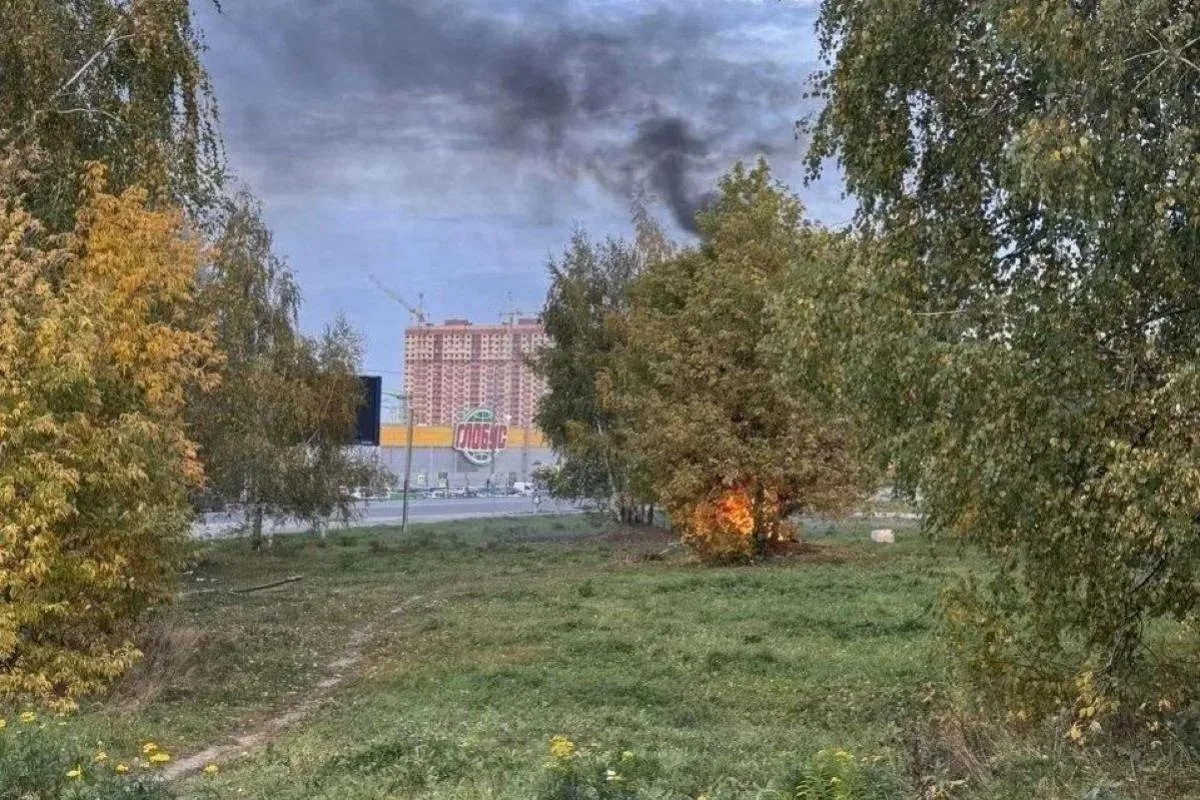 Возле гипермаркета «Глобус» в Рязани заметили пожар. Об этом сообщили 9 октября в соцсе...
