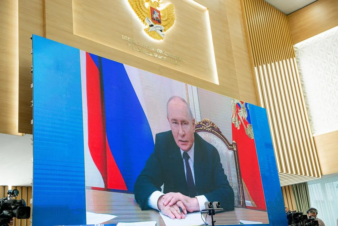 Владимир Путин встретился с победителями и лауреатами профессиональных конкурсов и фина...