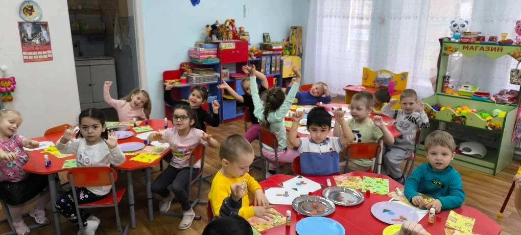 В средней группе прошло занятие по аппликации: "Красивая салфетка для мамы".  Дети учил...