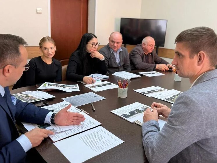 В Советском районе Брянска обследуют детские площадки и спортивные корты. Специалисты о...
