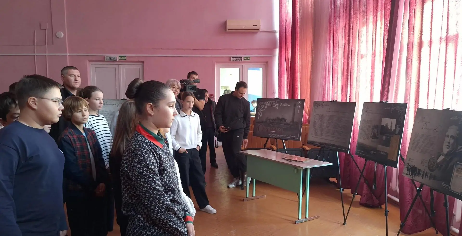 Школьники Шахтерска ознакомились с выставкой «Юзовка. Город ушедшей эпохи»