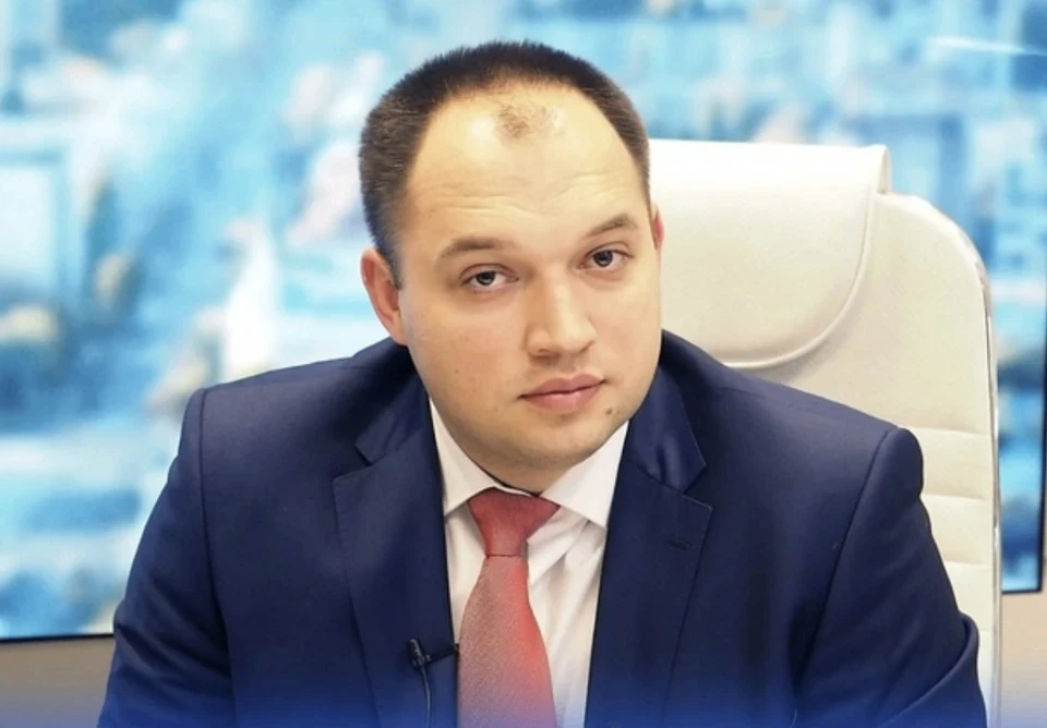 Юрий Матузов поздравляет с юбилеем главу Семилукского района Максима Зацепина: