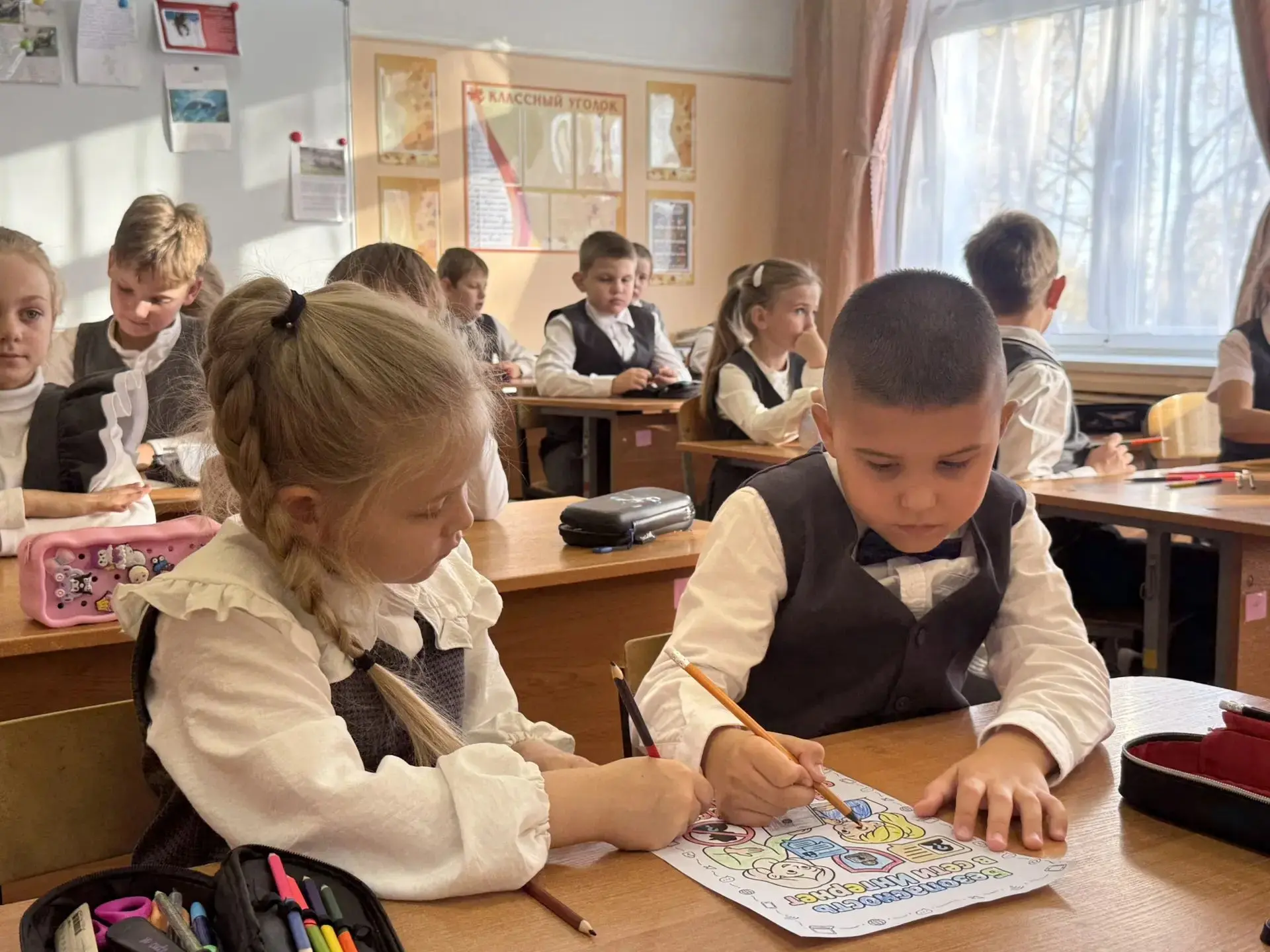 Утро понедельника, 12 октября, в гимназии по традиции началось с выноса флага и исполне...