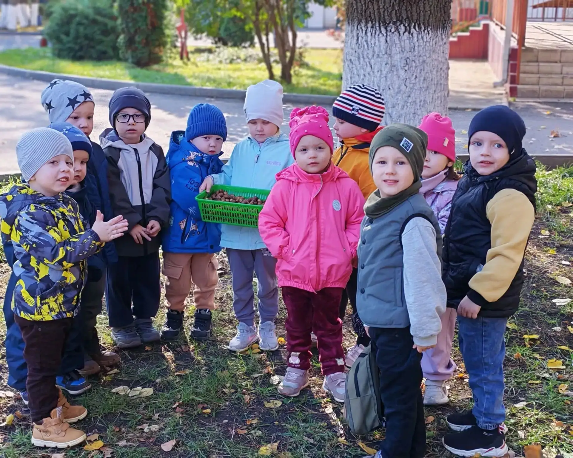 «Мы собирали жёлуди… для белки! 🐿️🍂