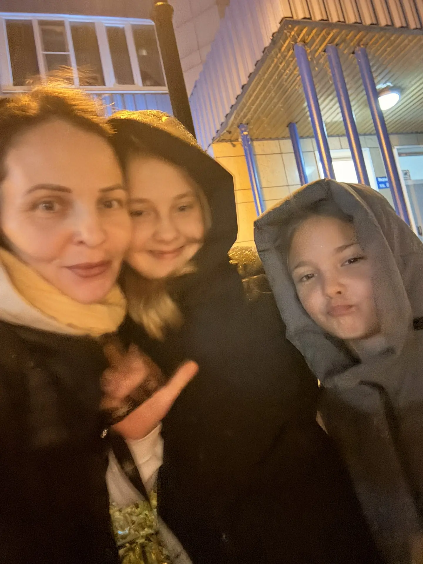 Все таки вытащила девочек на прогулку, согласились если купим мороженое 🍦😂