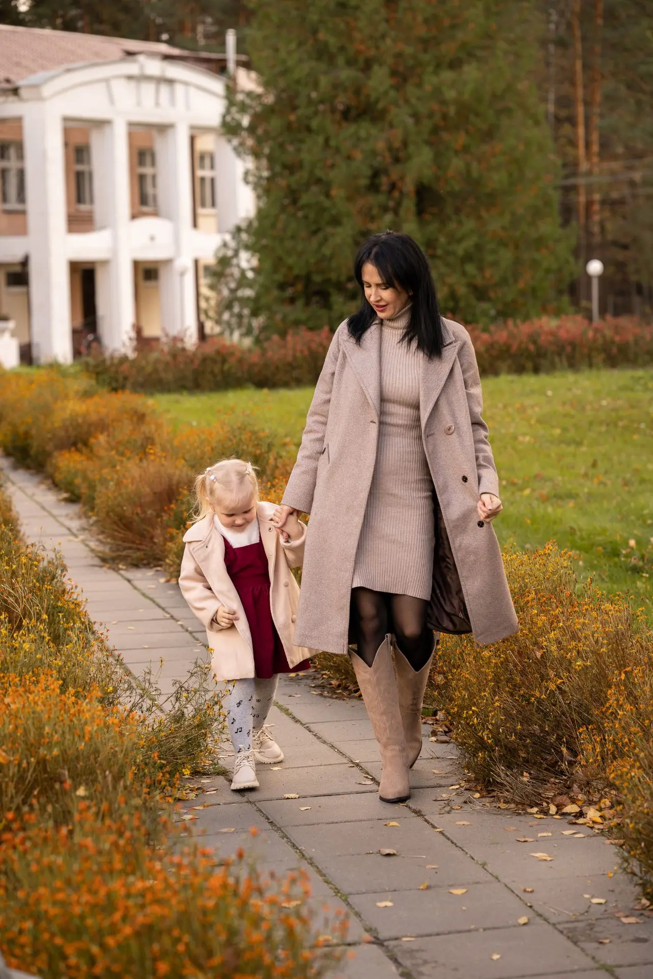 Сапожник наконец-то с сапогами, а семья фотографа — с кадрами! 🍂👨‍👩‍👧‍👦🤎