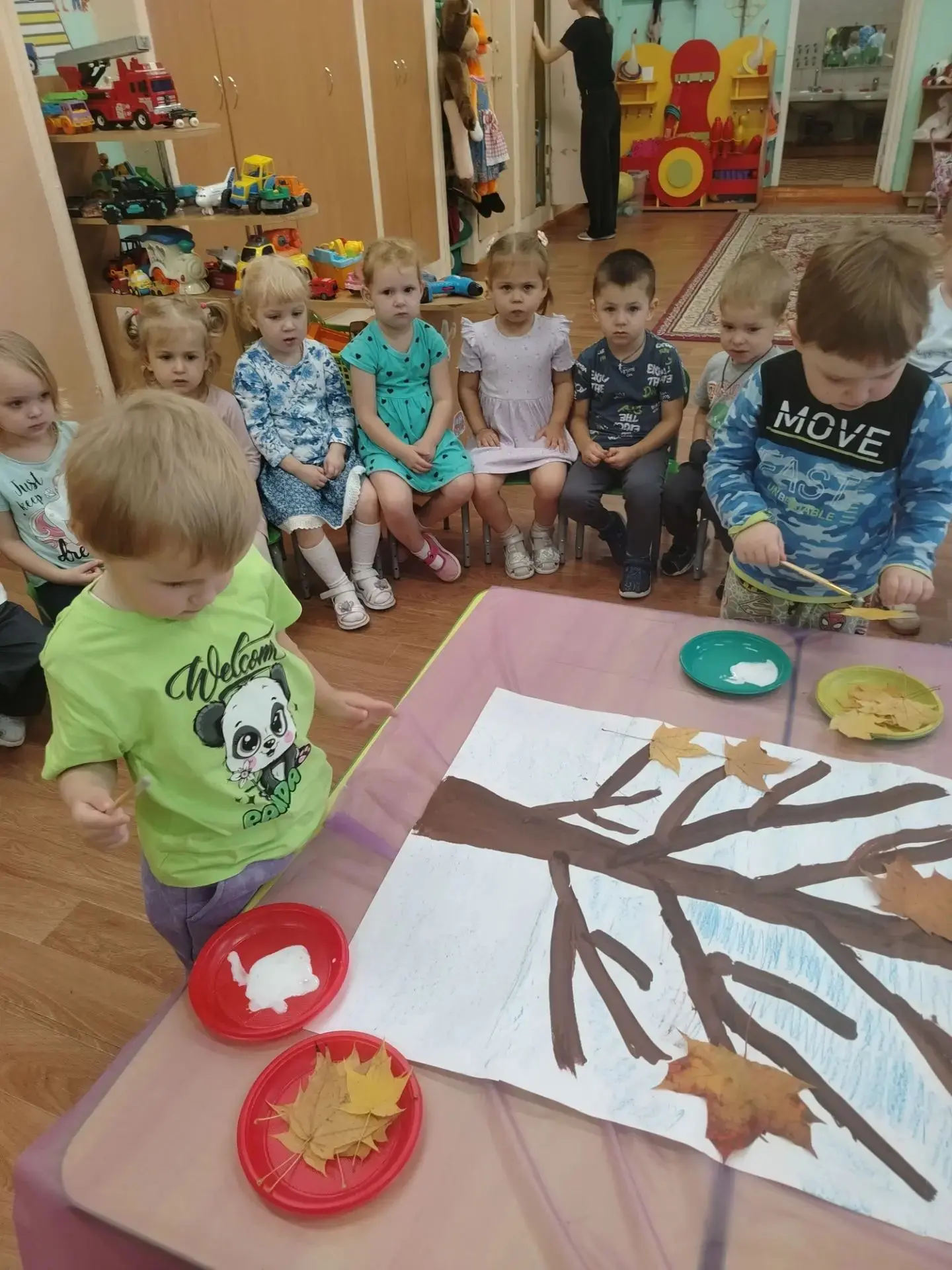 Коллективная работа в младшей группе "Осеннее дерево из листьев".