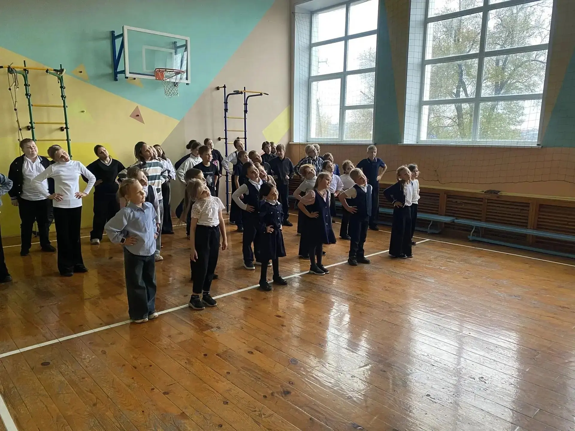 🤸Заряжаемся энергией вместе с Первыми! Утро в нашей школе началось не с обычных уроков...