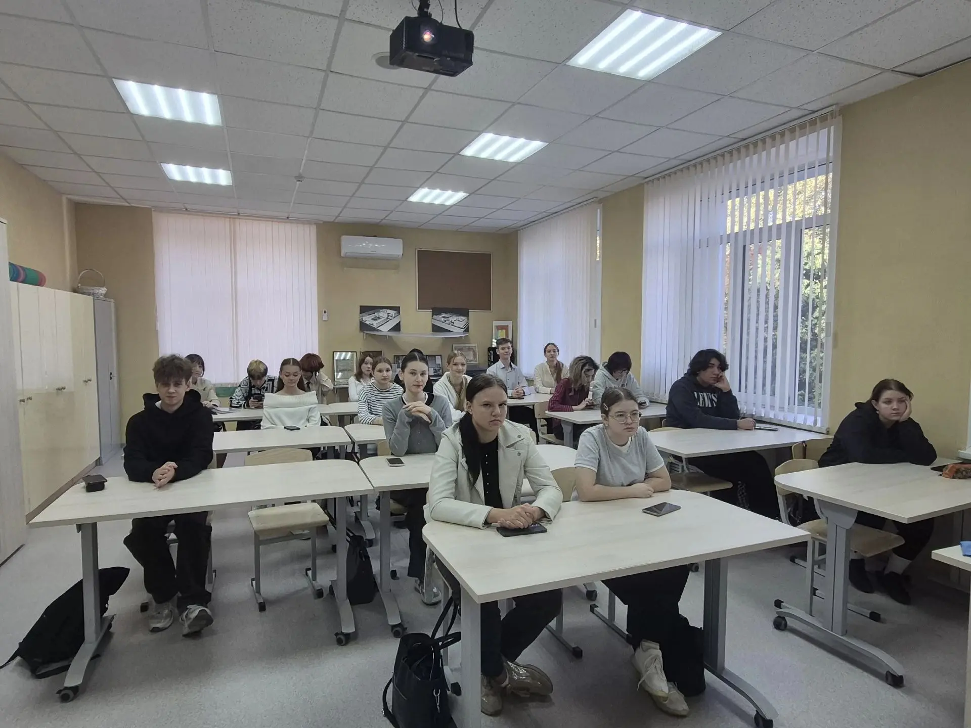 🎒На «Разговорах о важном» школьники и студенты колледжей и техникумов обсудили, как за...